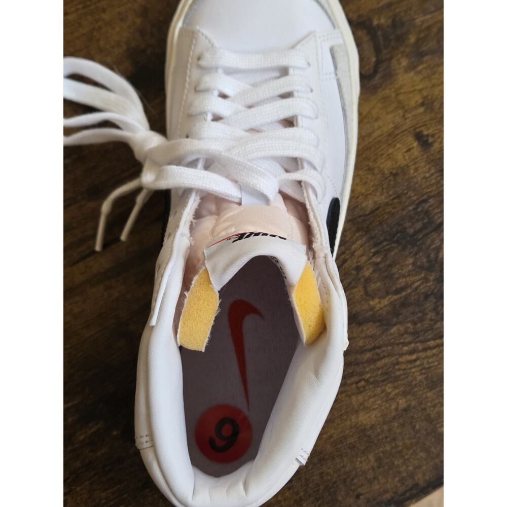 Nike  Women's  'Blazer Mid 77'  White and Black size 6 - Picture 8 of 11